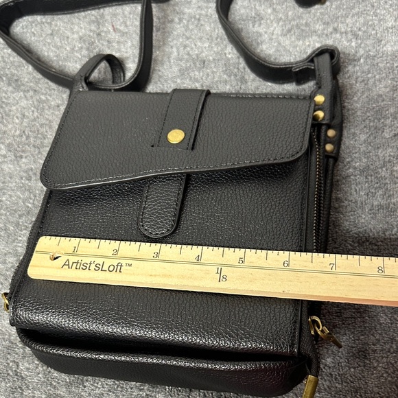 Elegant Black Crossbody Bag with Gold Details - Picture 8 of 9